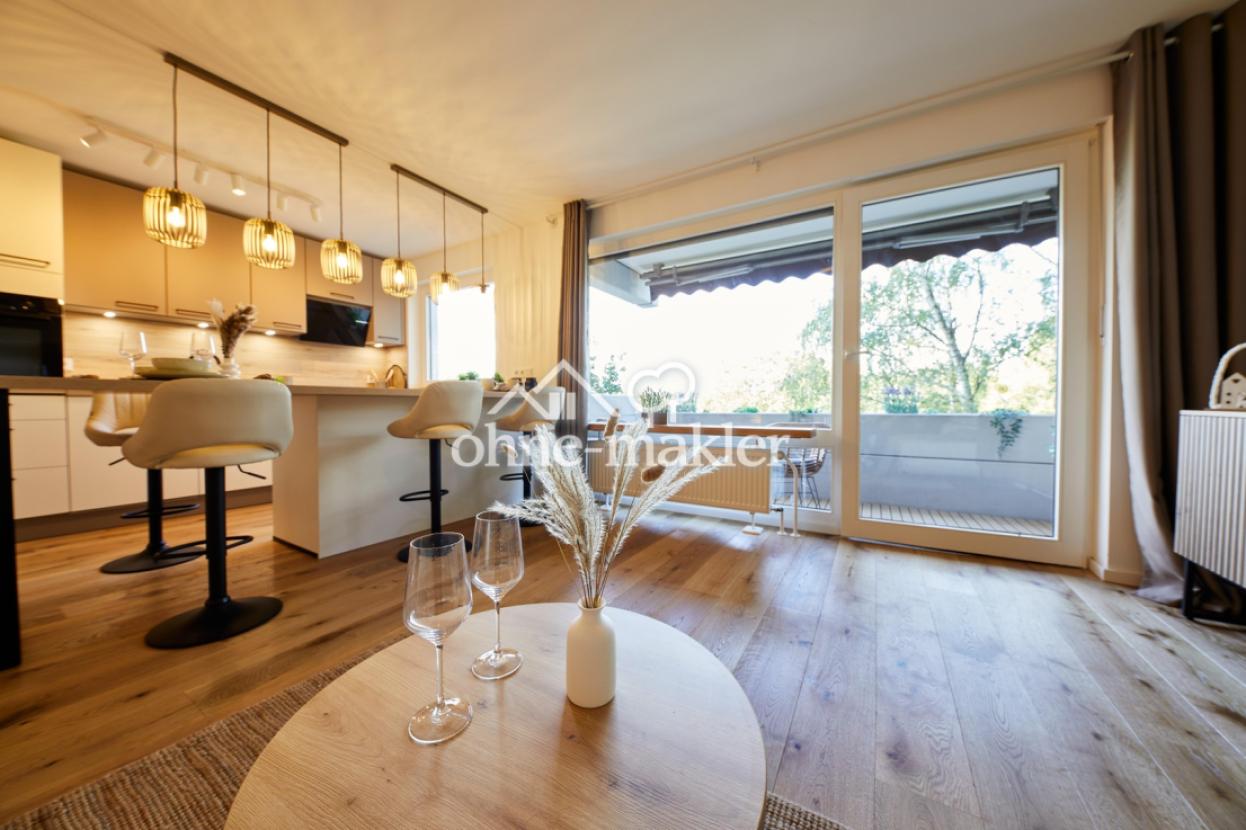 Wohnzimmer m. bodent. Fenstern
