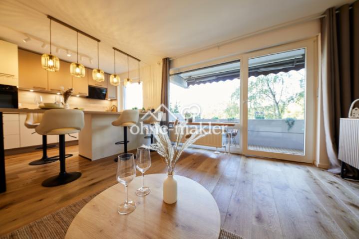 Wohnzimmer m. bodent. Fenstern