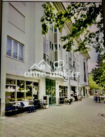 Hausfront mit Café und Bäcker