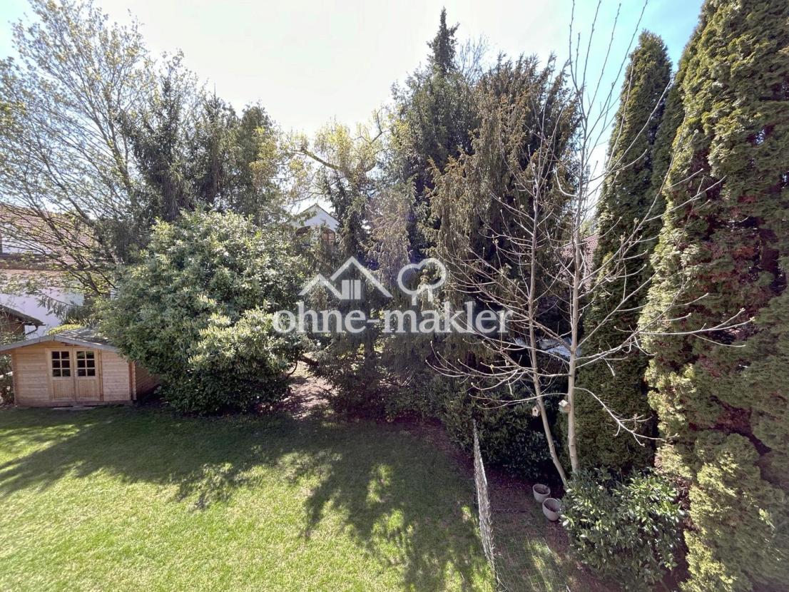großer Garten mit Gartenhütte