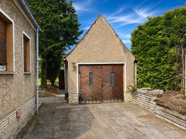 Garage mit angeschlossenem Nebengelass