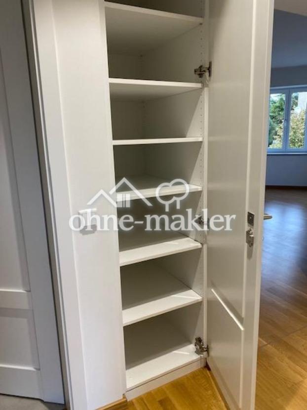 Einbauschrank geöffnet