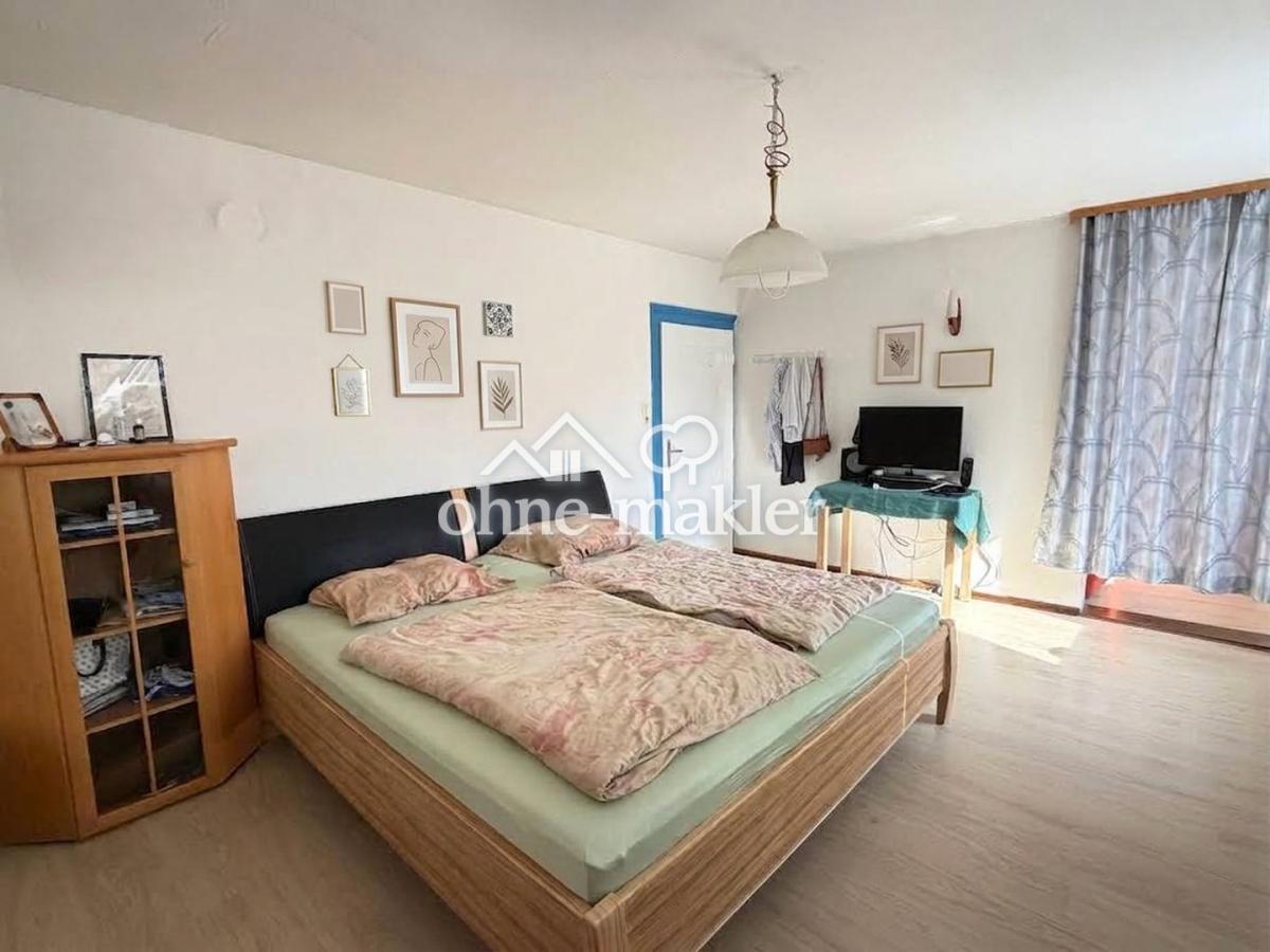 Schlafzimmer 1