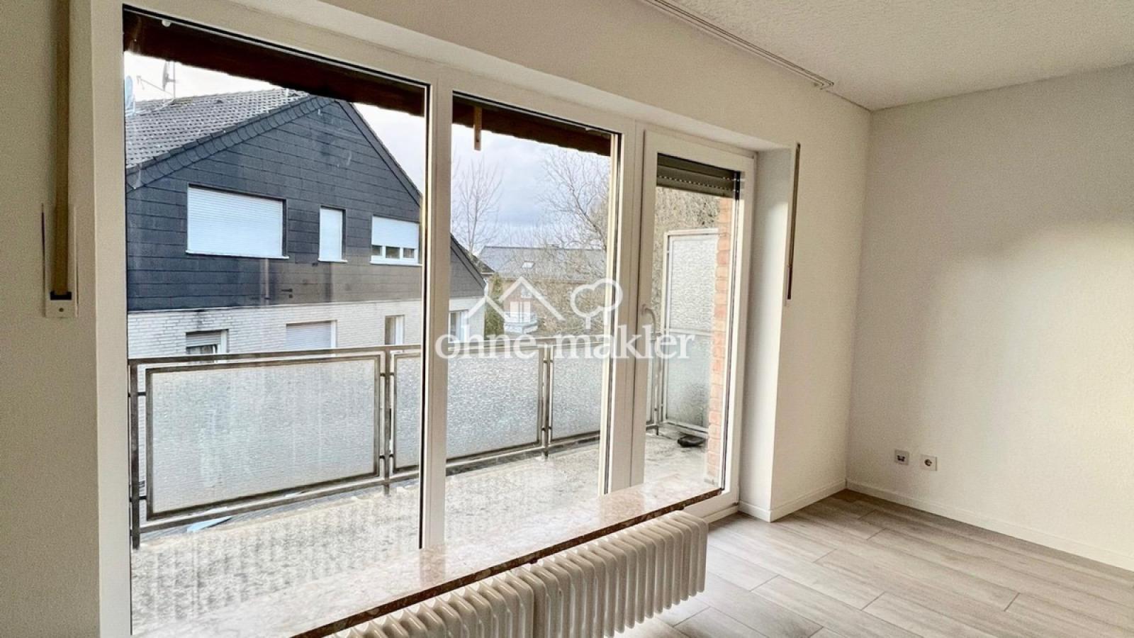 Große Fensterfront am Balkon