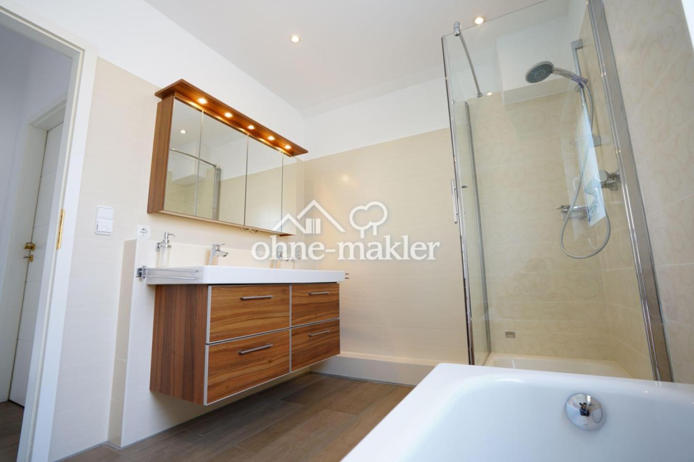 Badezimmer mit schicken Möbeln