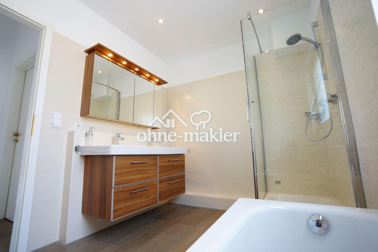 Badezimmer mit schicken Möbeln