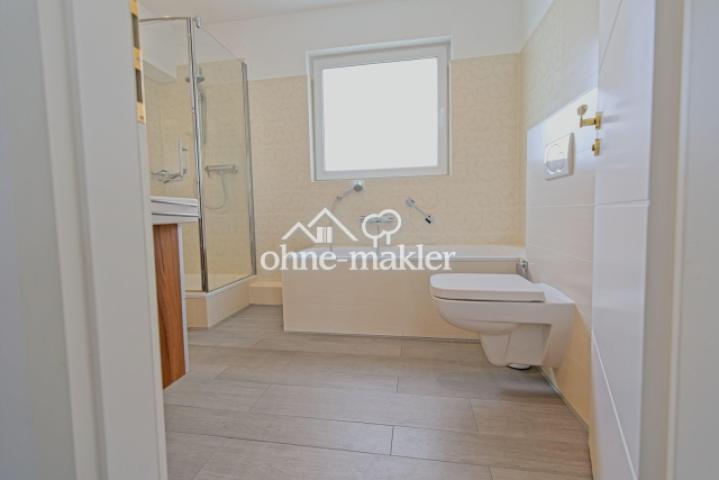 und großem Fenster + Badewanne