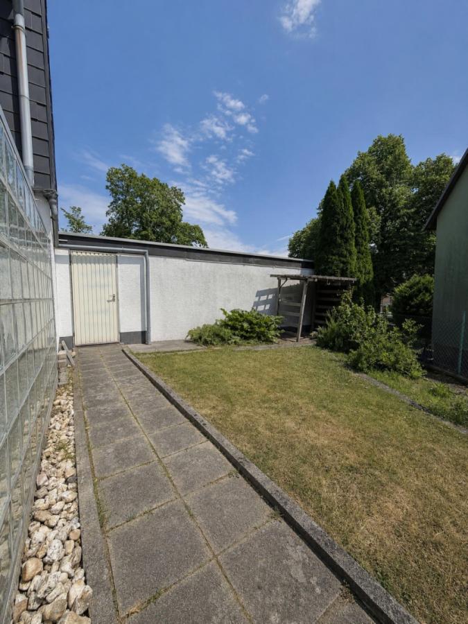 Garagenzugang & Garten