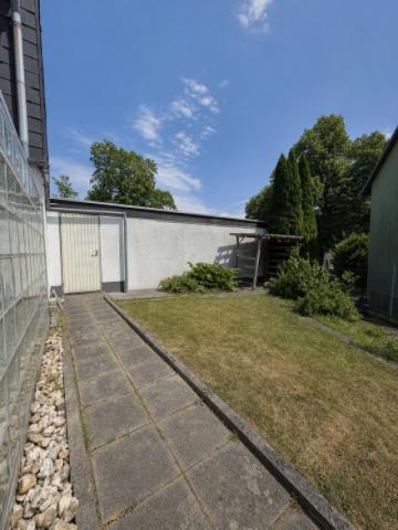 Garagenzugang & Garten