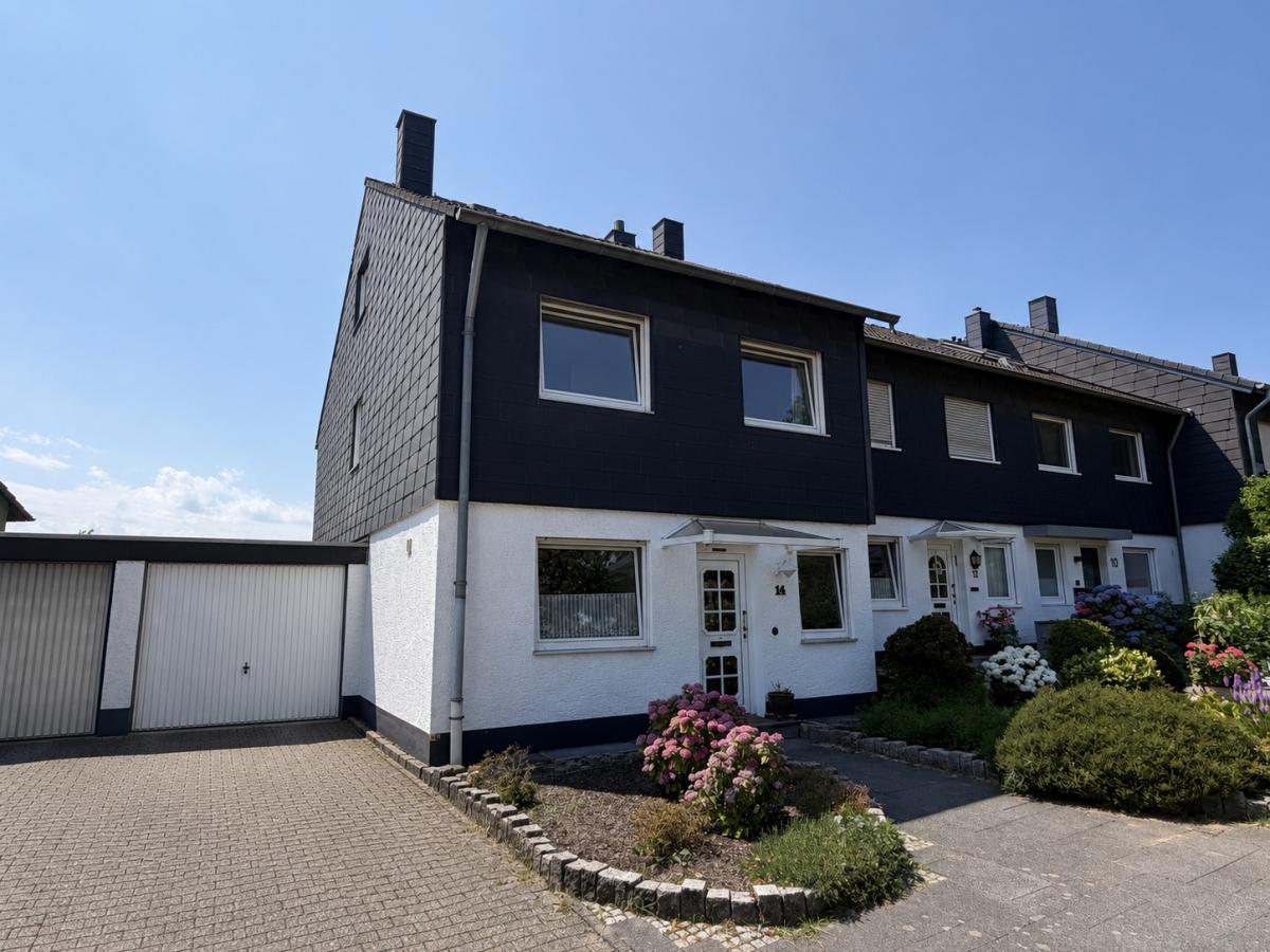 Hausansicht & Garagenzufahrt