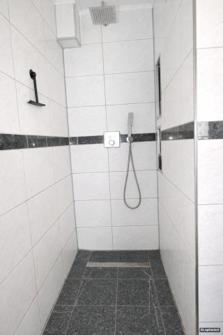 KI-optimiert – Bodengleiche Dusche