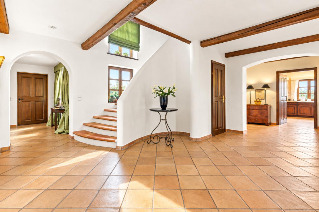 Blick vom Entrée in die angrenzenden Wohnbereiche