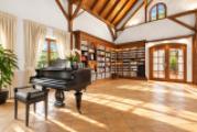 Stilvoller Wohnbereich mit großzügiger Bibliothek