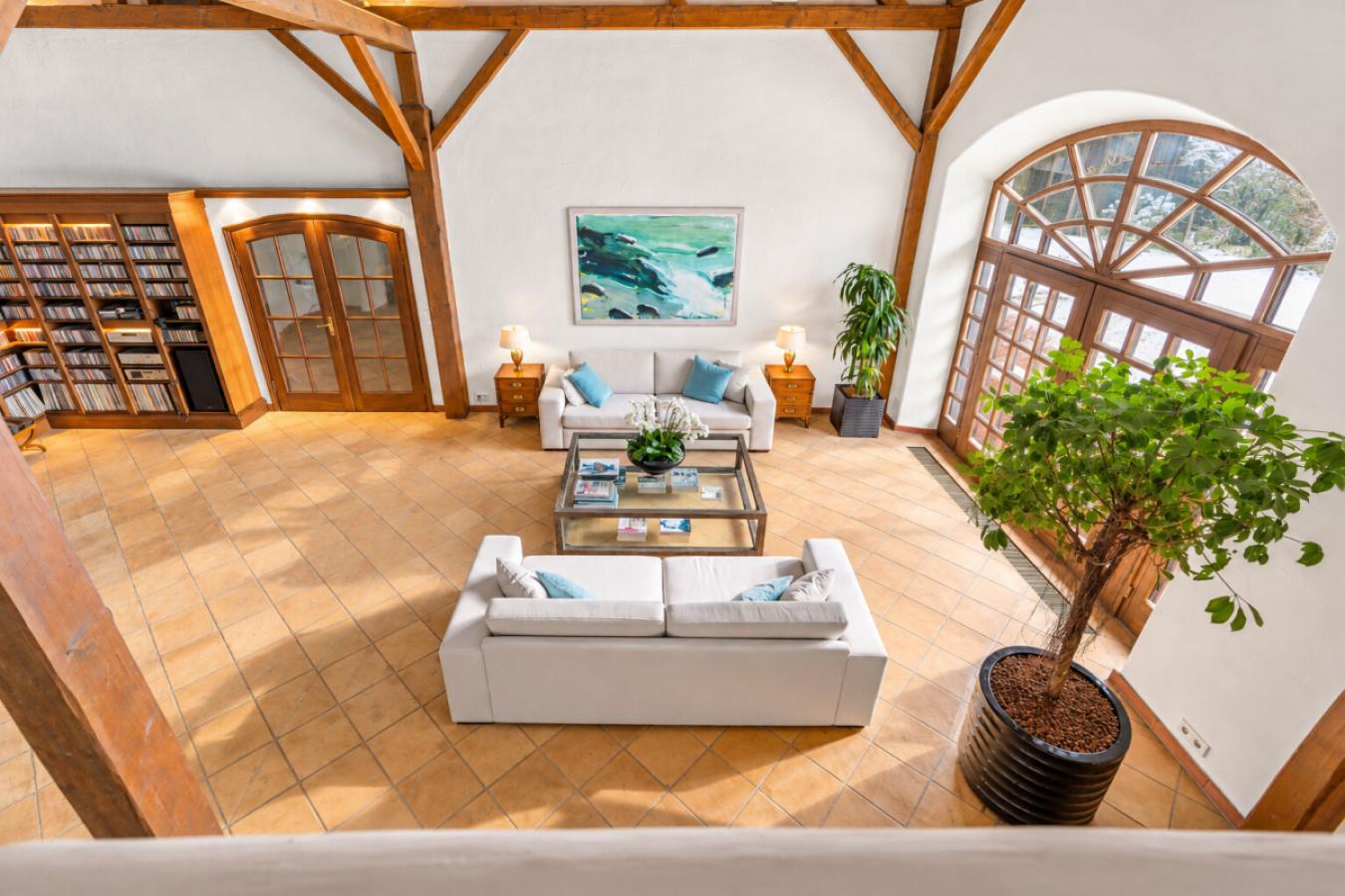 Galerieblick in die beeindruckende Wohnhalle