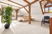 Großzügiges Hauptschlafzimmer mit Sichtgebälk