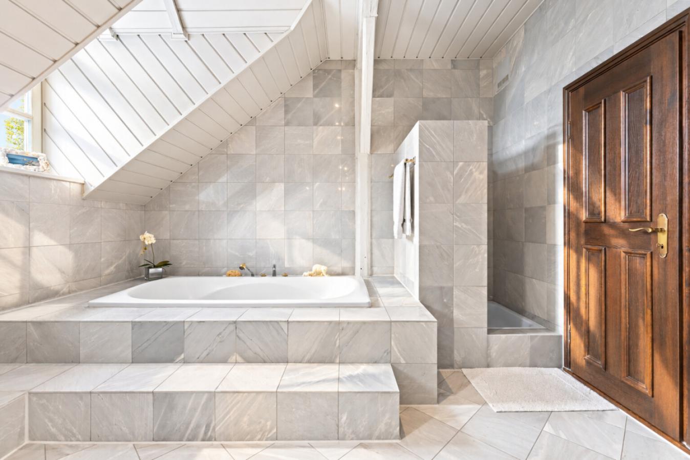 Masterbad mit Badewanne und Dusche