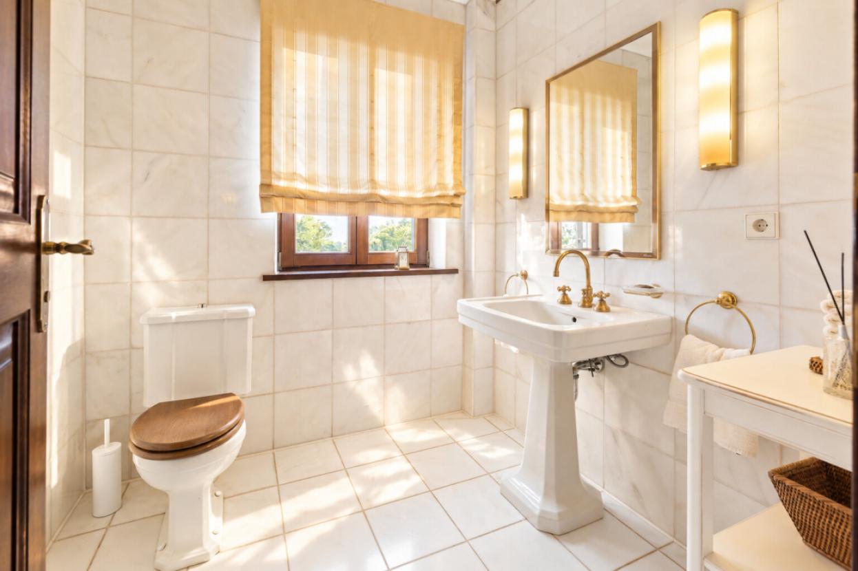 Helles Badezimmer der Einliegerwohnung