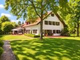 Weitläufiger, parkähnlicher Garten mit altem Baumbestand