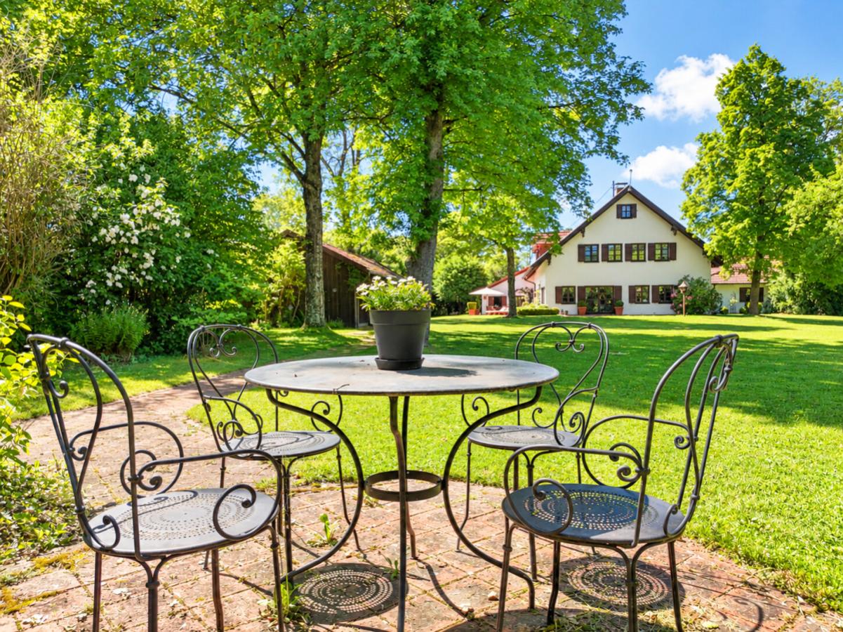 Lauschiger Teeplatz vor dem Gartenhaus