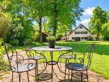 Lauschiger Teeplatz vor dem Gartenhaus
