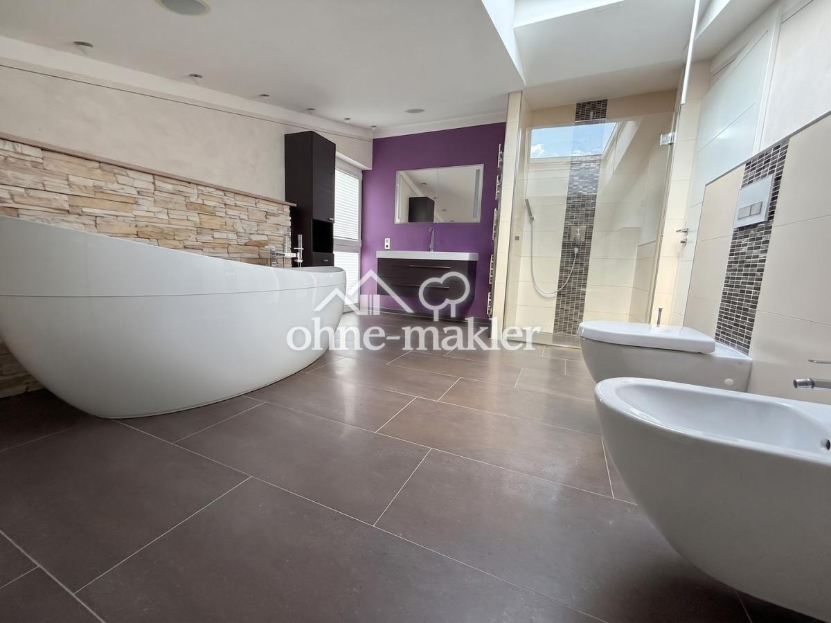 Bad mit freisteh. Badewanne