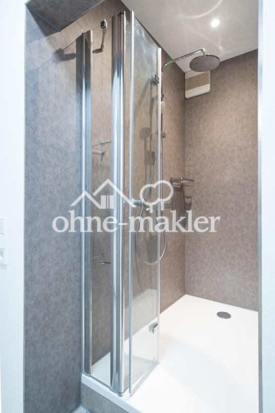 große moderne Dusche