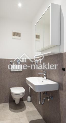 Separates Gäste-WC mit Spiegel