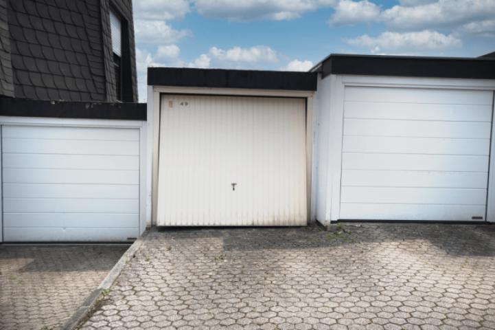 Garage mit Stellplatz