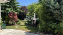 Blick in Garten von Terasse