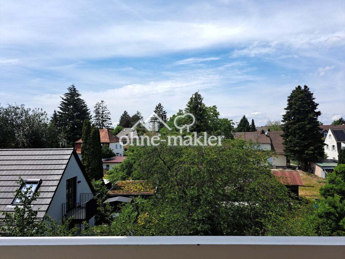 Blick ins Grüne vom Balkon