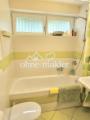 Bad mit Wanne und Fenster