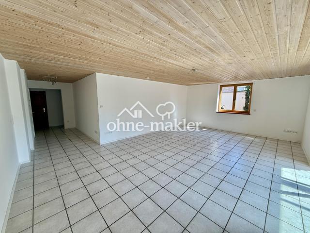 geräumiges Wohnzimmer