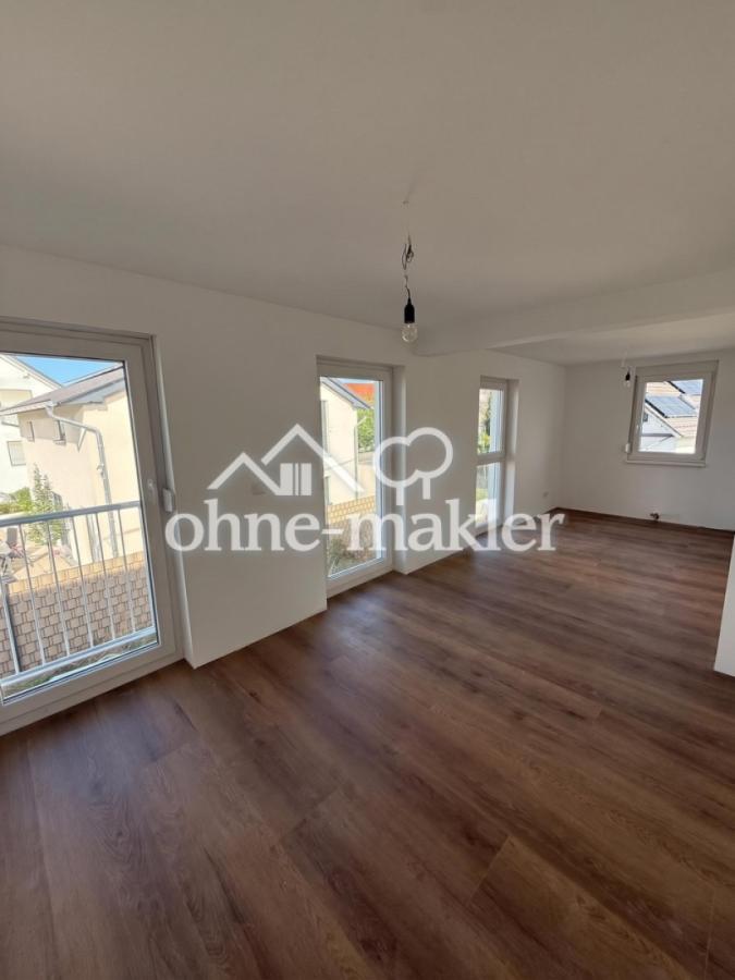 Wohnzimmer mit Balkon