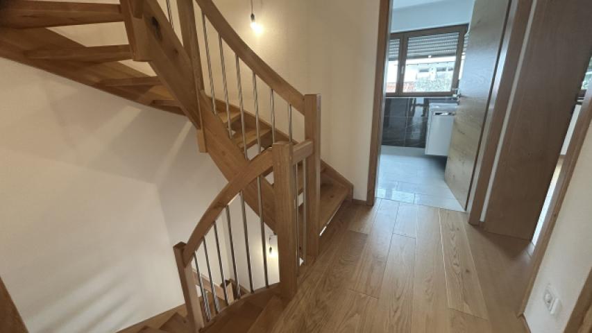 Flur mit Treppe zum DG