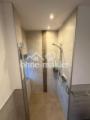 Breite Dusche mit Fenster