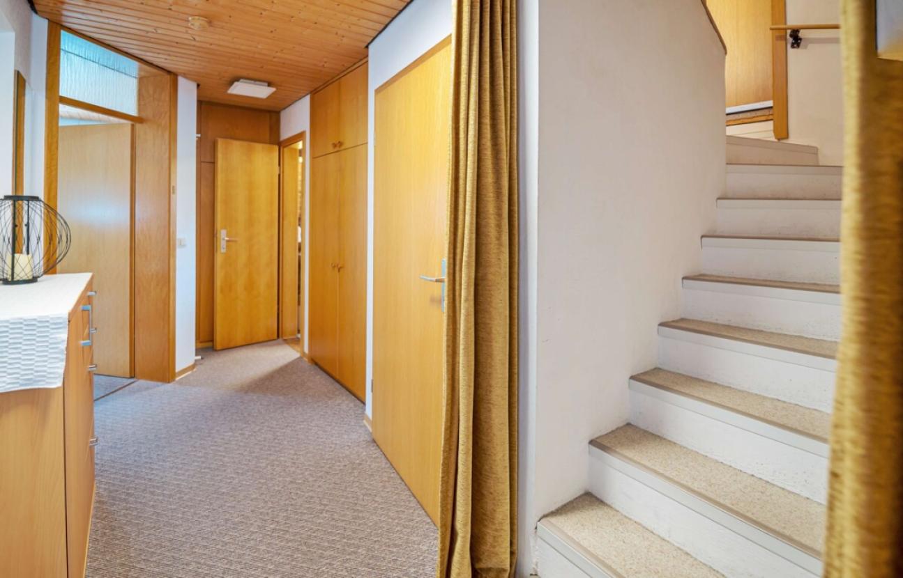 Flur EG mit Treppe zum 1. DG