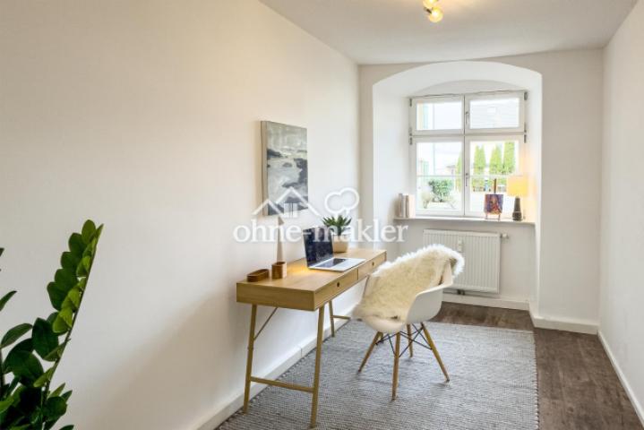 Helles Arbeitszimmer