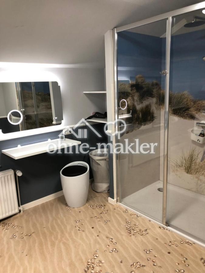 Geräumiges Bad mit Dusche