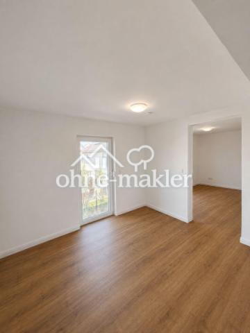 Wohnzimmer mit Balkon