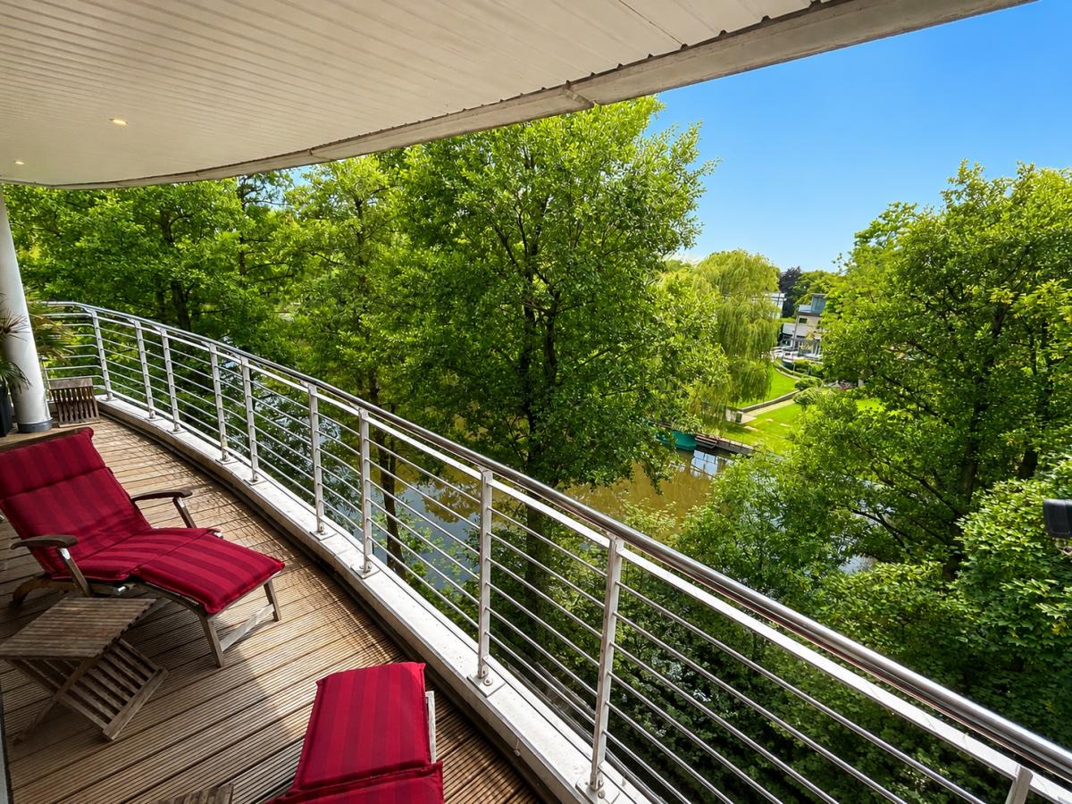 Balkon mit Blick auf Kanal