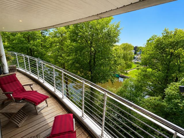 Balkon mit Blick auf Kanal