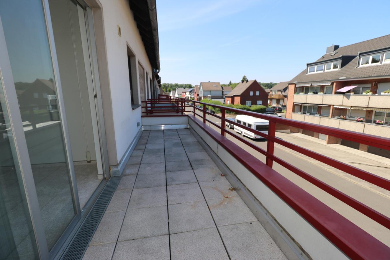 2. Balkon zur Straße