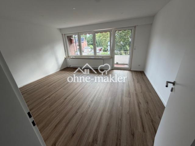 Wohnzimmer mit Balkonzugang