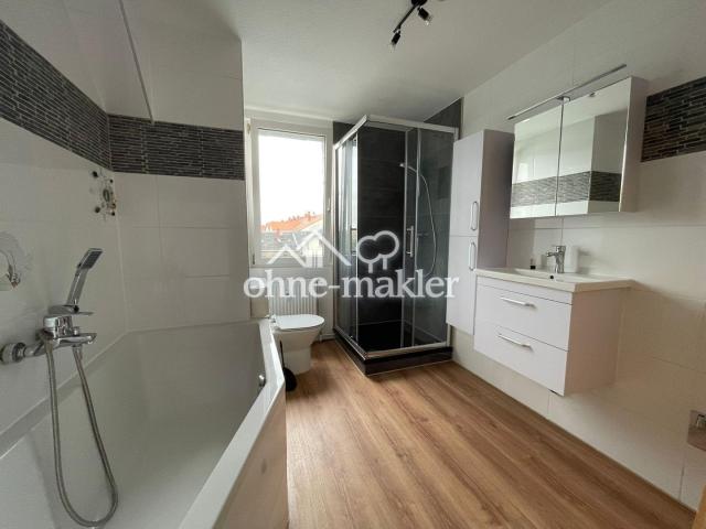 Bad mit Wanne und Dusche 