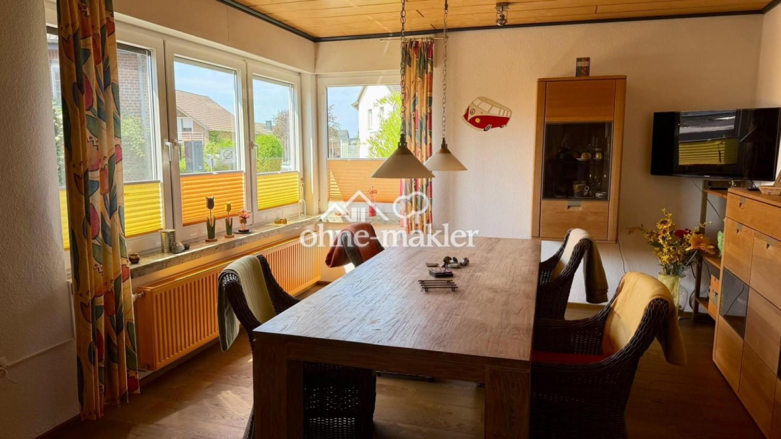 mit angrenzendem Esszimmer
