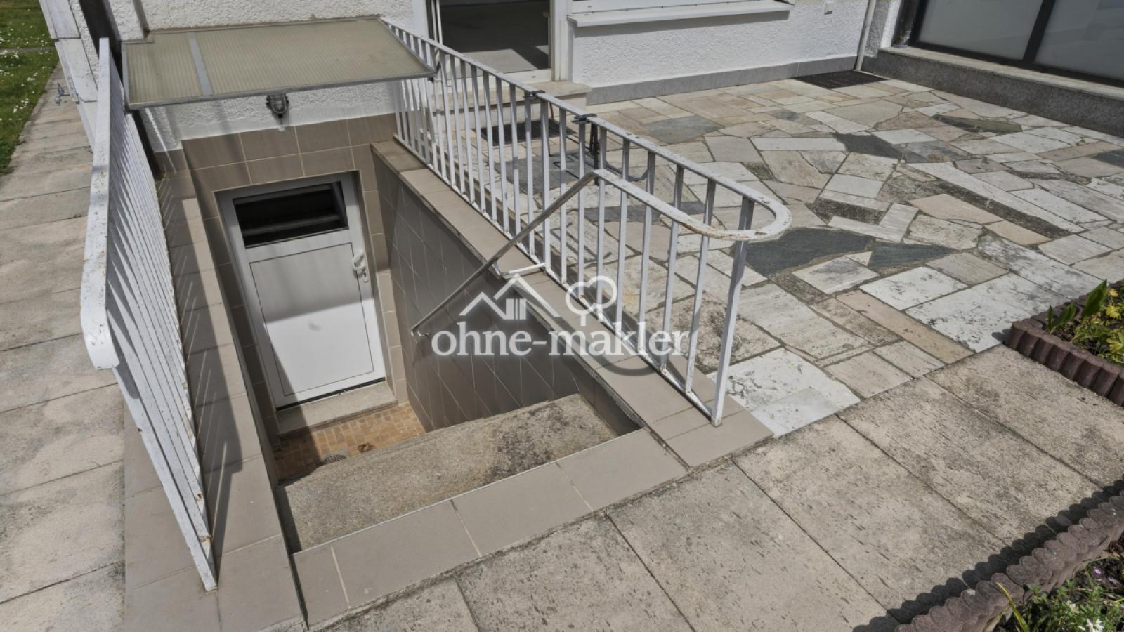 Terrasse mit Kellertreppe