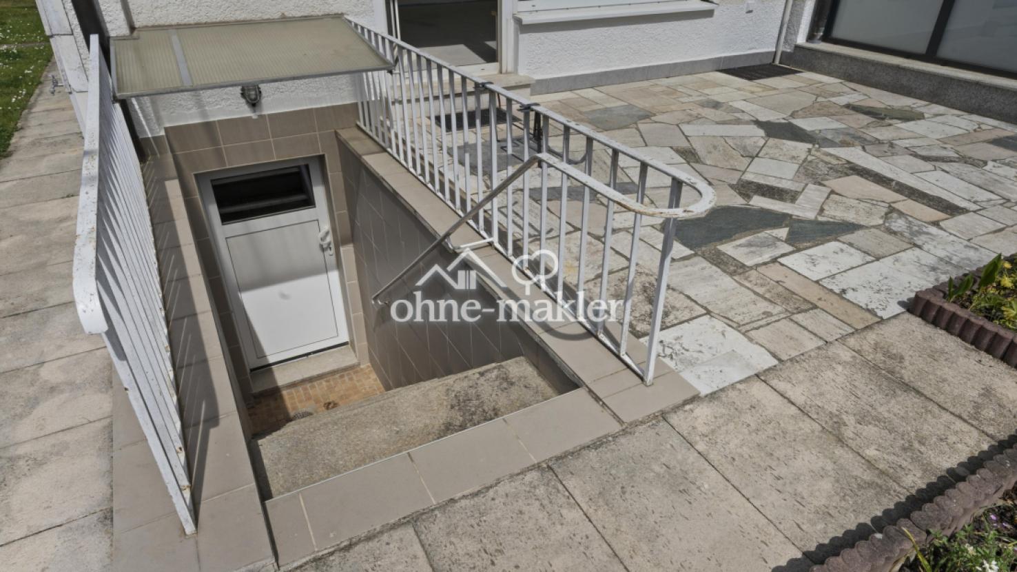 Terrasse mit Kellertreppe
