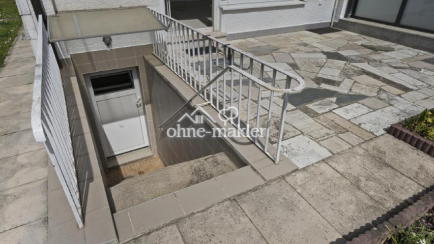Terrasse mit Kellertreppe