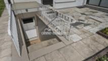 Terrasse mit Kellertreppe
