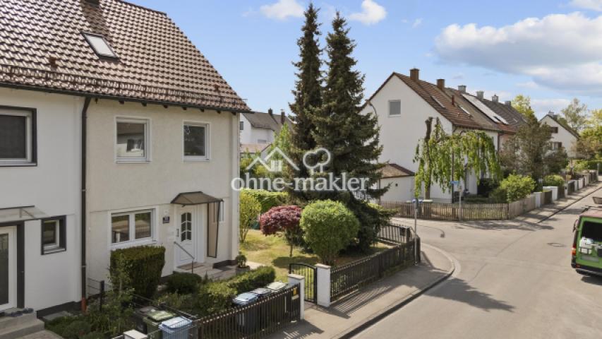 Hausansicht mit Garten